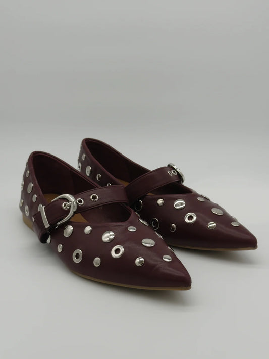 Zapatos planos de mujer con hebilla y tachuelas