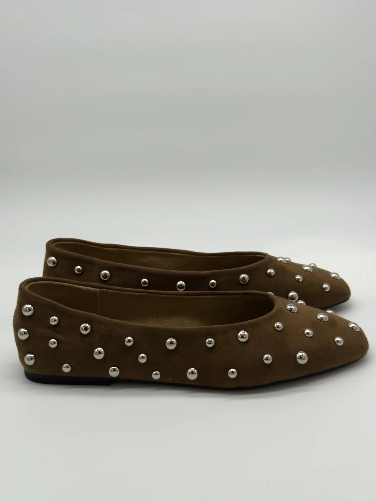 Sabrinas Femininas com Aplicações Metálicas