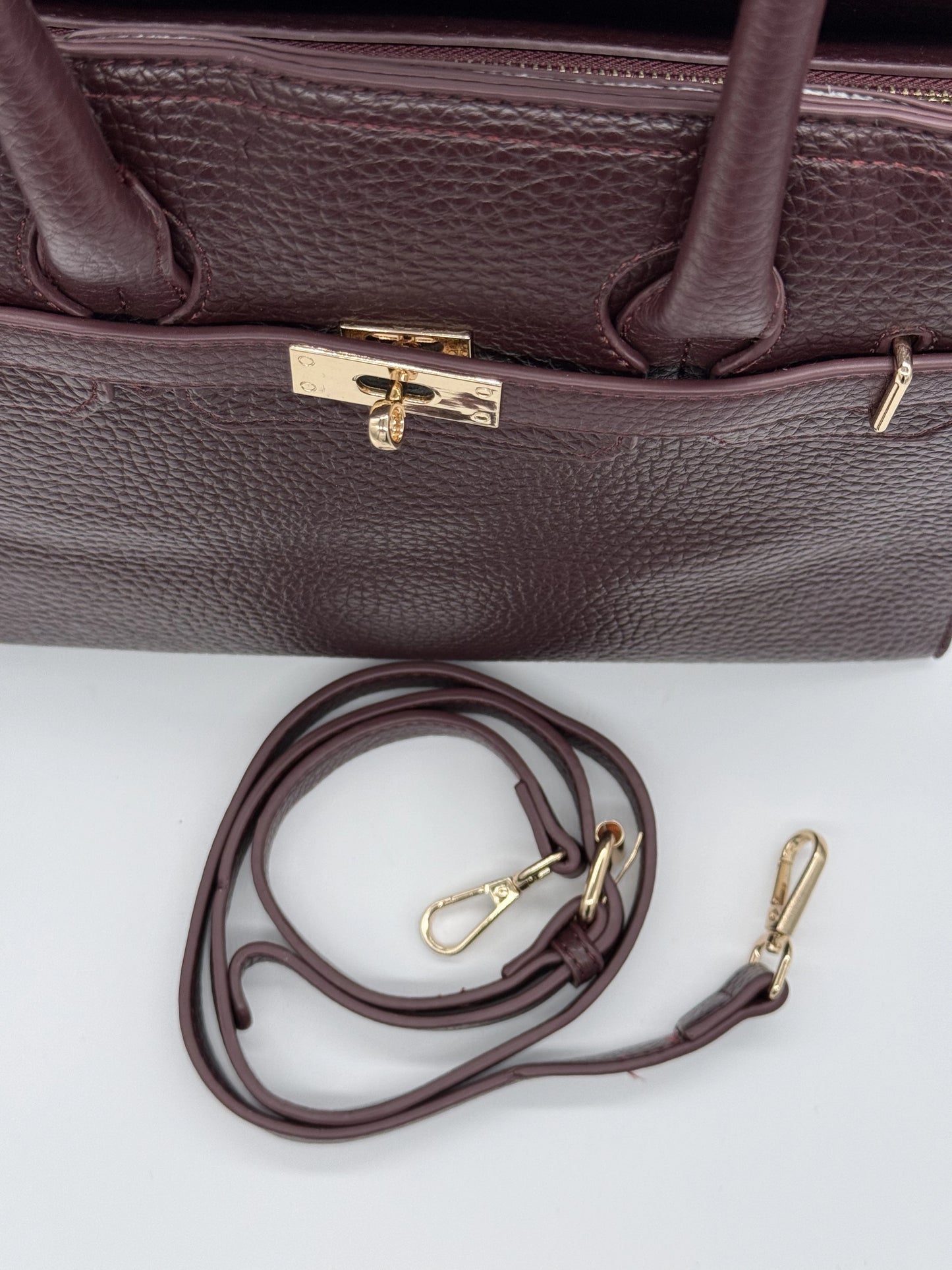 Mala de Pele Feminina com Fecho – Preto e Bordô