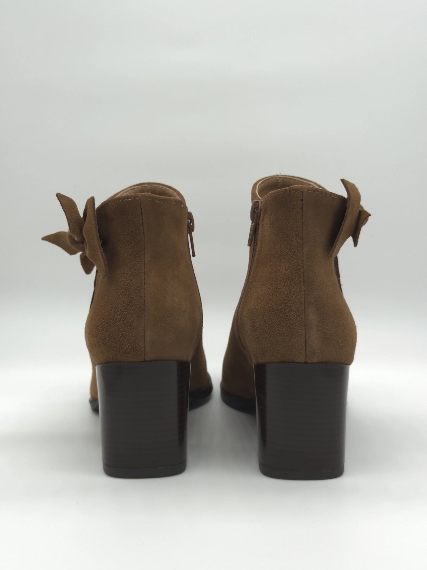 Botins Femininos Camel com Laço – Elegância e Conforto