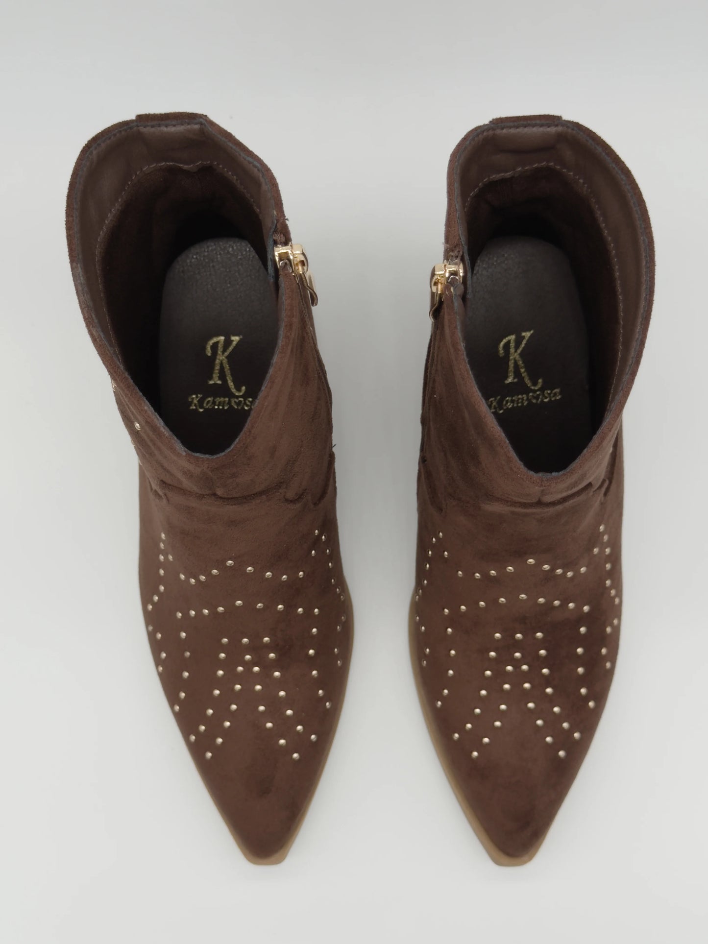 Botas Femininas Castanhas com Tachas Douradas – Estilo Western