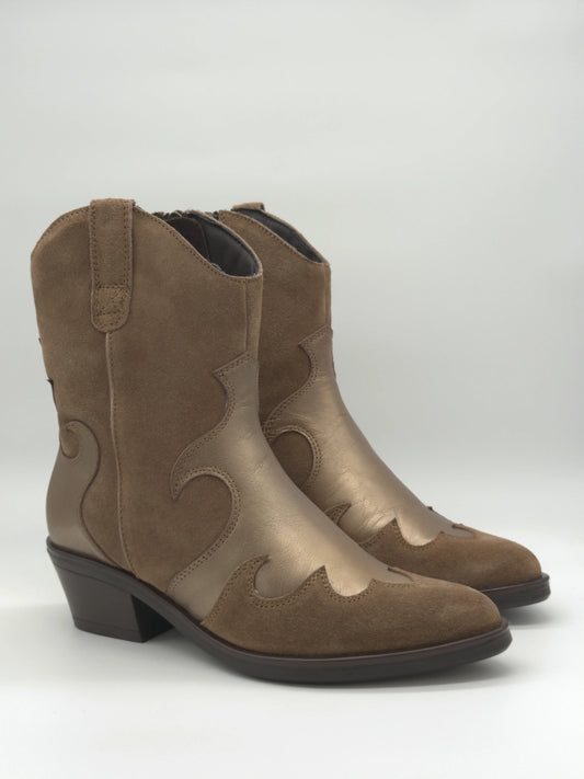 Botas vaqueras color topo con detalles metálicos dorados para mujer
