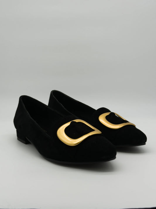 Zapatos negros de mujer con hebilla dorada