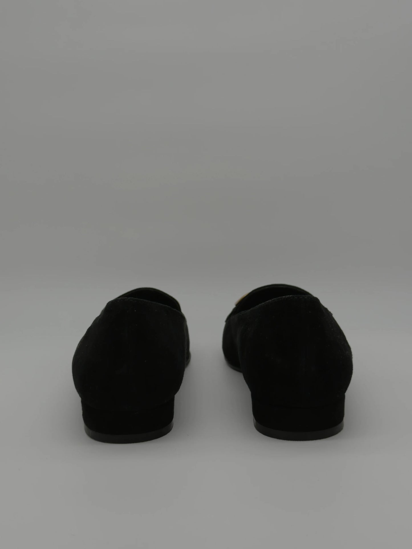 Zapatos negros de mujer con hebilla dorada