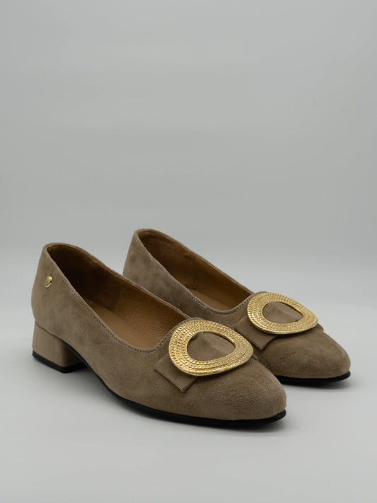 Zapatos de mujer con hebilla dorada: elegancia para el día a día