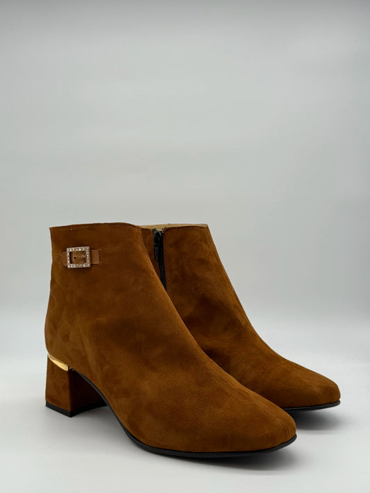 Bota de tacón bajo color camel para mujer con detalle dorado