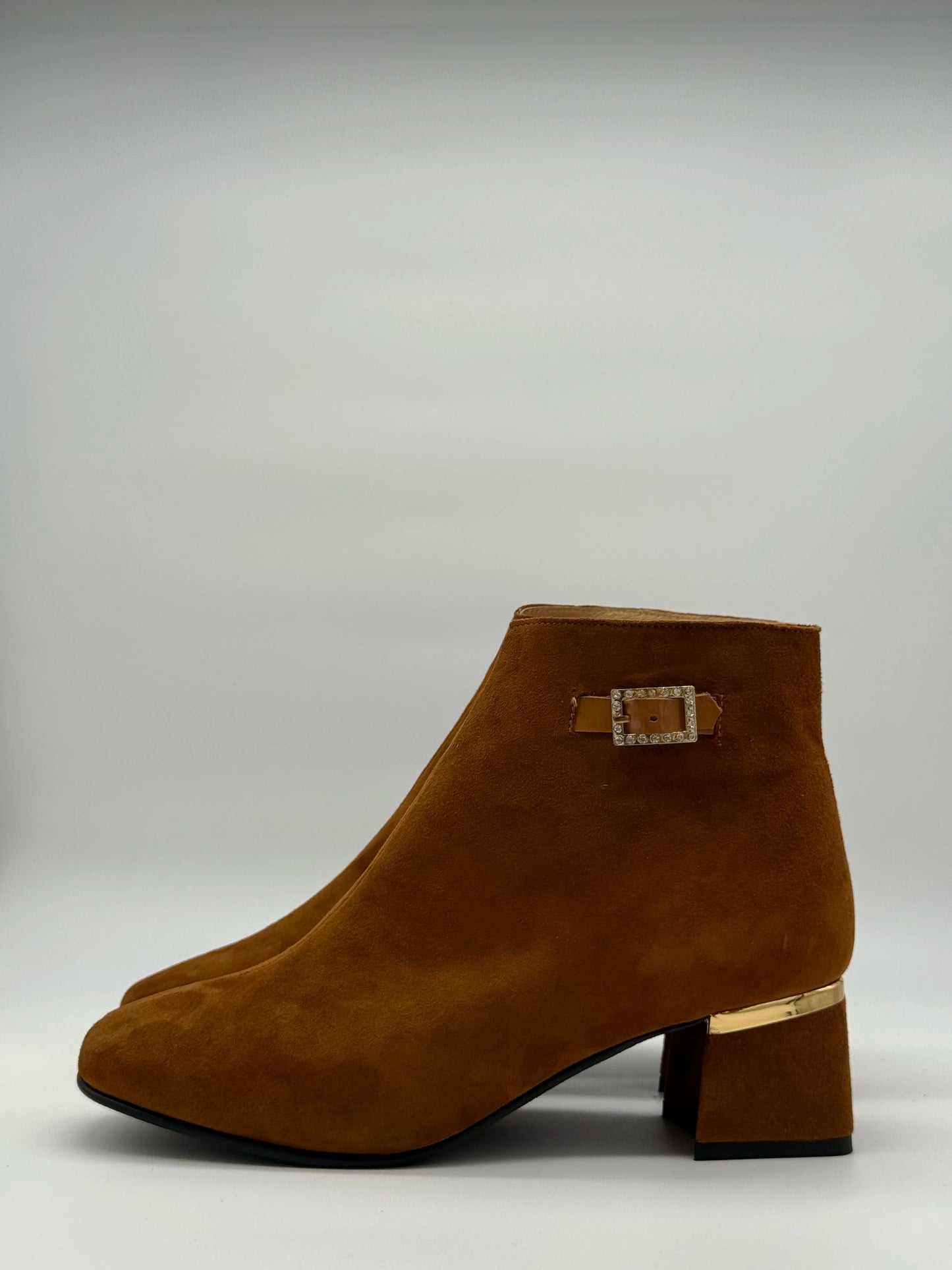 Botas Femininas Camel de Salto Baixo com Detalhe Dourado