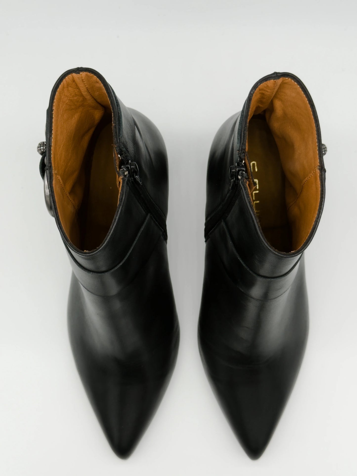 Botas Pretas Femininas de Salto Médio com Fivela Decorativa