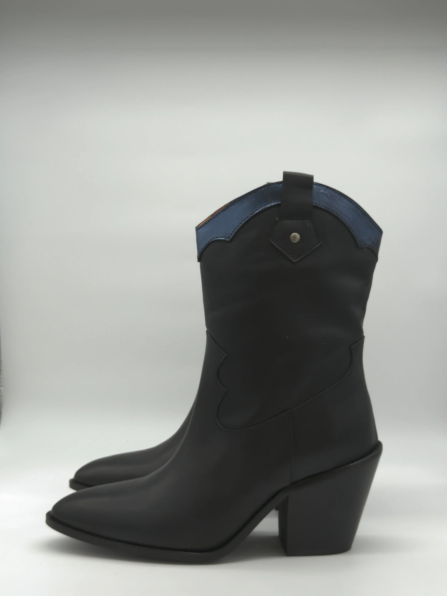 Botas Texanas Femininas de Cano Médio com Salto Médio – Preto & Azul