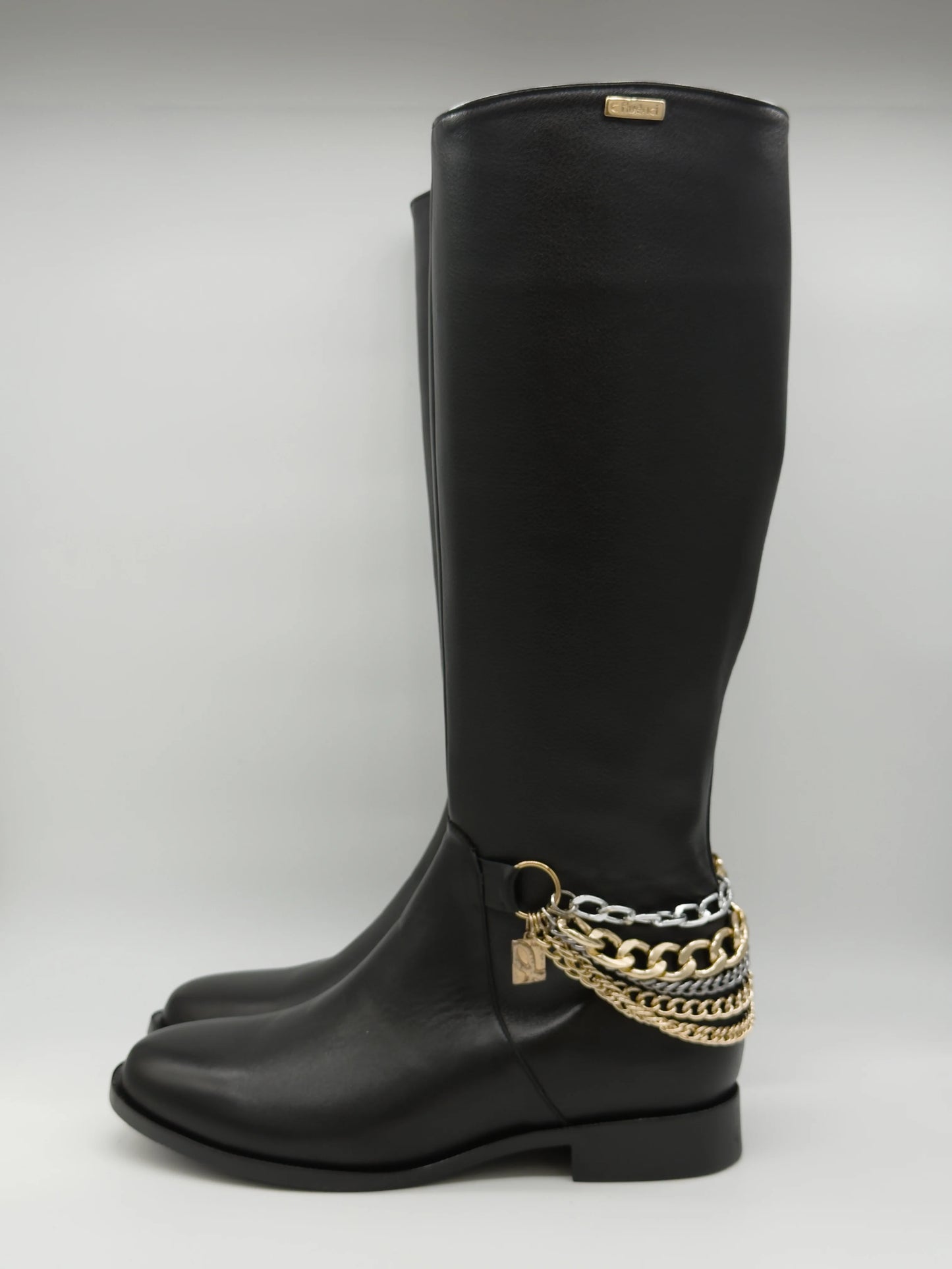 Botas Femininas Pretas de Cano Alto com Correntes