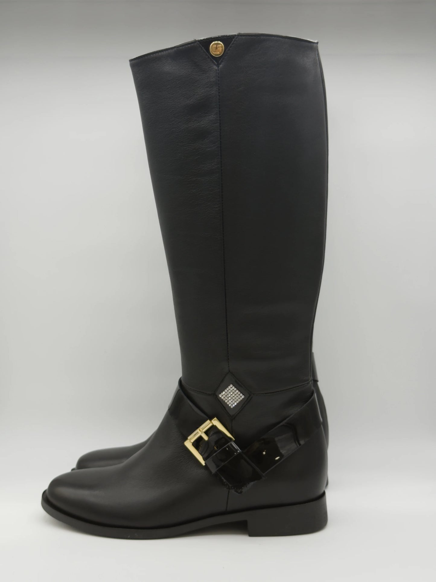 Botas Femininas Pretas de Cano Alto com Fivela Dourada