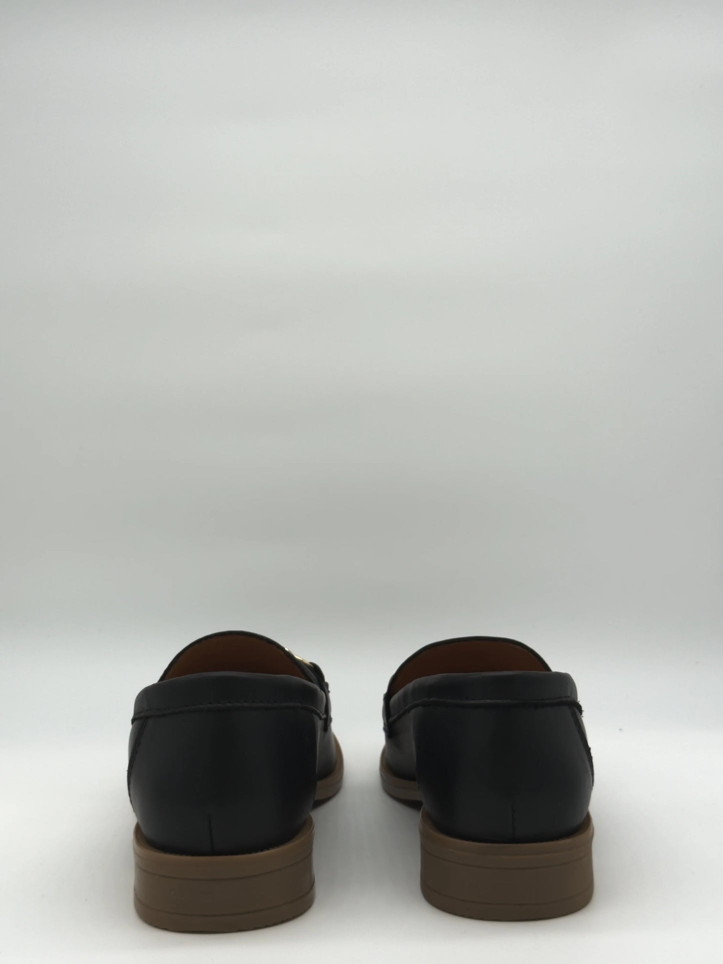 Mocasines negros para mujer con detalle metálico clásico