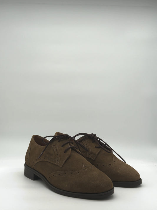 Zapatos clásicos de mujer color topo con elegantes cordones