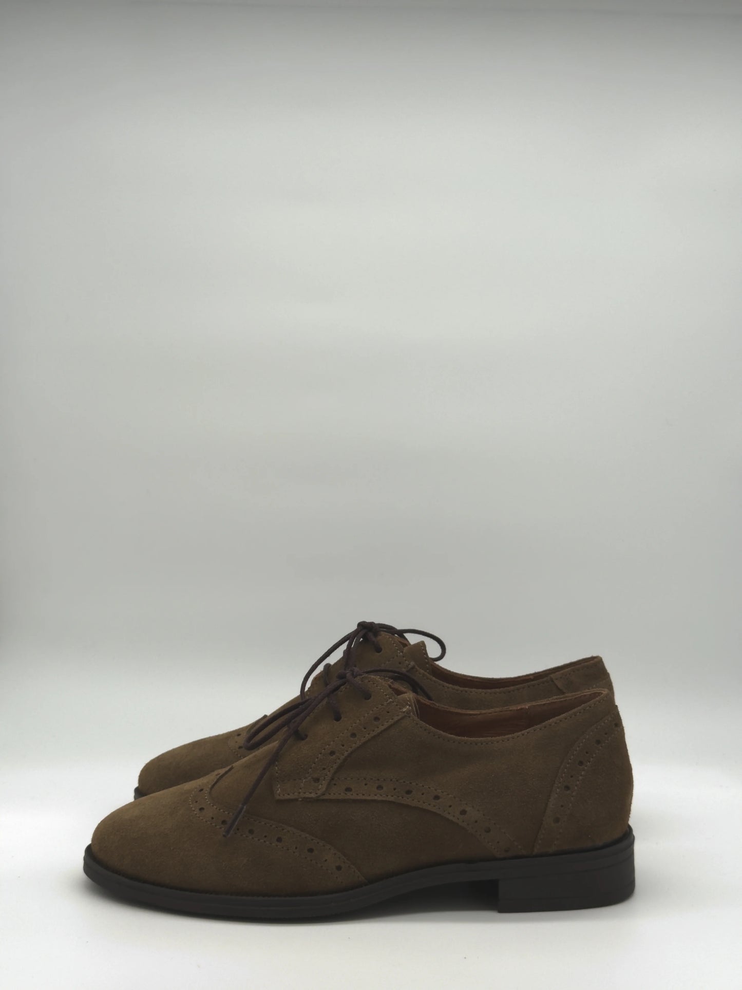 Zapatos clásicos de mujer color topo con elegantes cordones