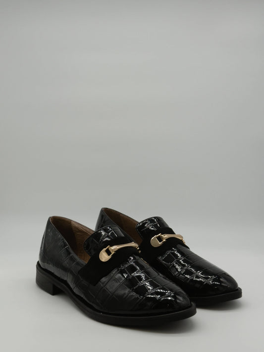 Mocasines negros clásicos para mujer con textura y detalle dorado