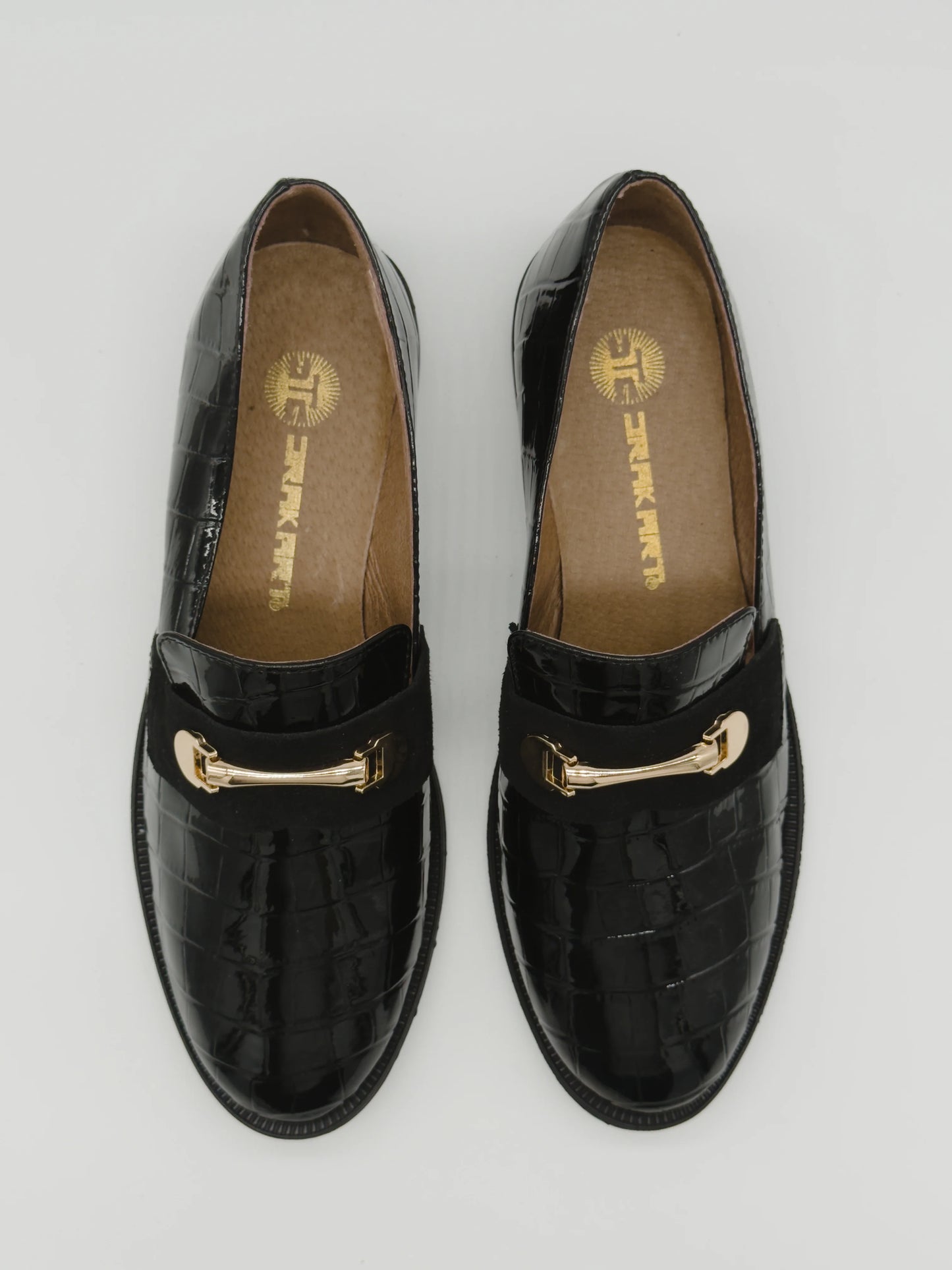 Mocasines negros clásicos para mujer con textura y detalle dorado