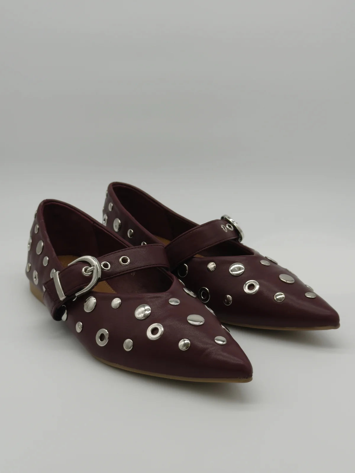 Sapatos Rasos Femininos com Fivela e Tachas