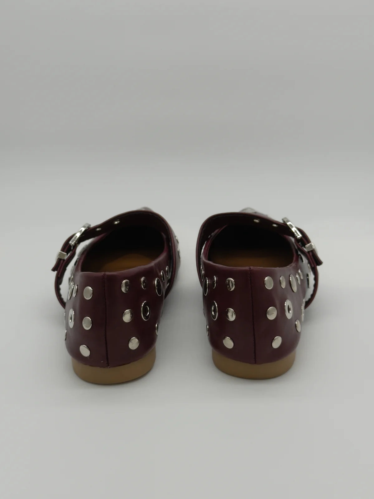 Sapatos Rasos Femininos com Fivela e Tachas