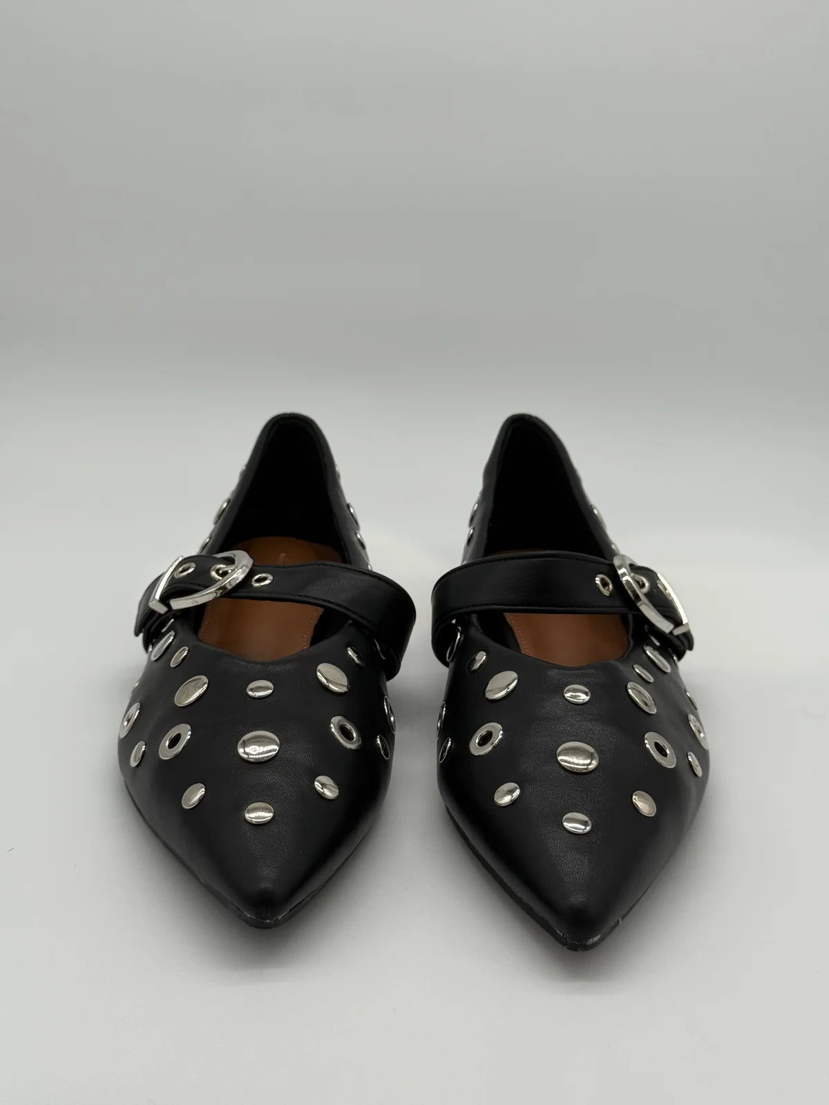 Sapatos Rasos Femininos com Fivela e Tachas