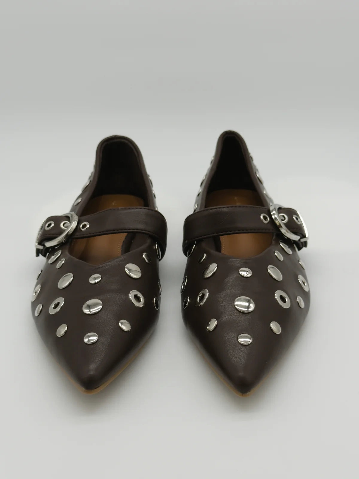 Sapatos Rasos Femininos com Fivela e Tachas