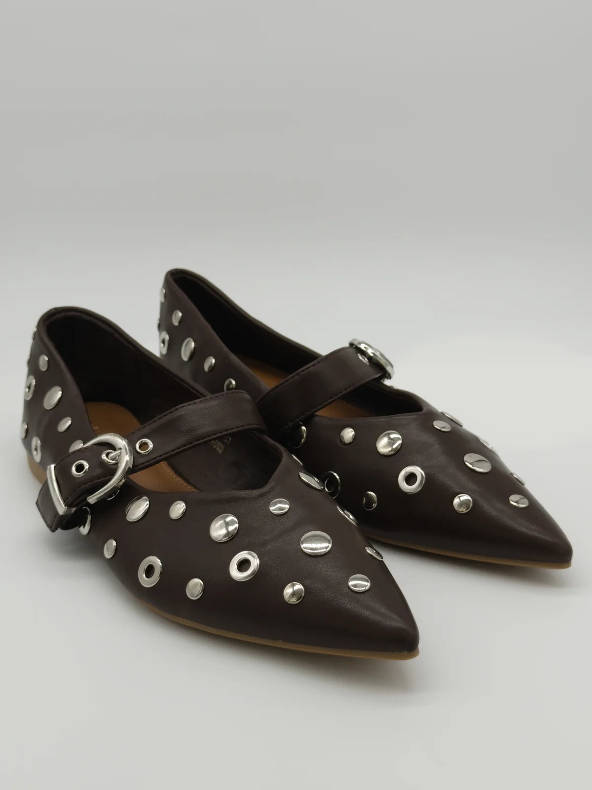 Sapatos Rasos Femininos com Fivela e Tachas