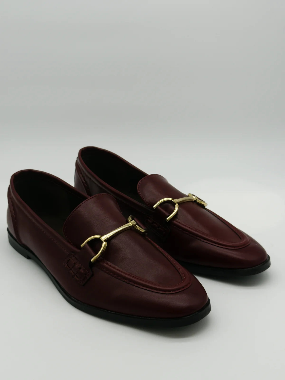 Mocassins Femininos com Detalhe Dourado