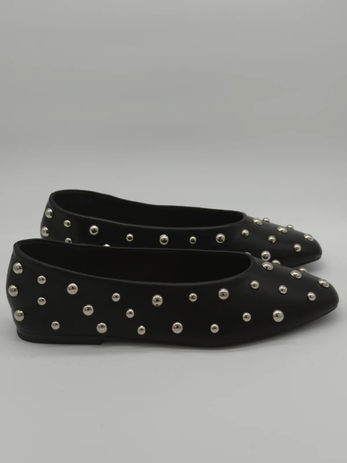 Sabrinas Femininas com Aplicações Metálicas