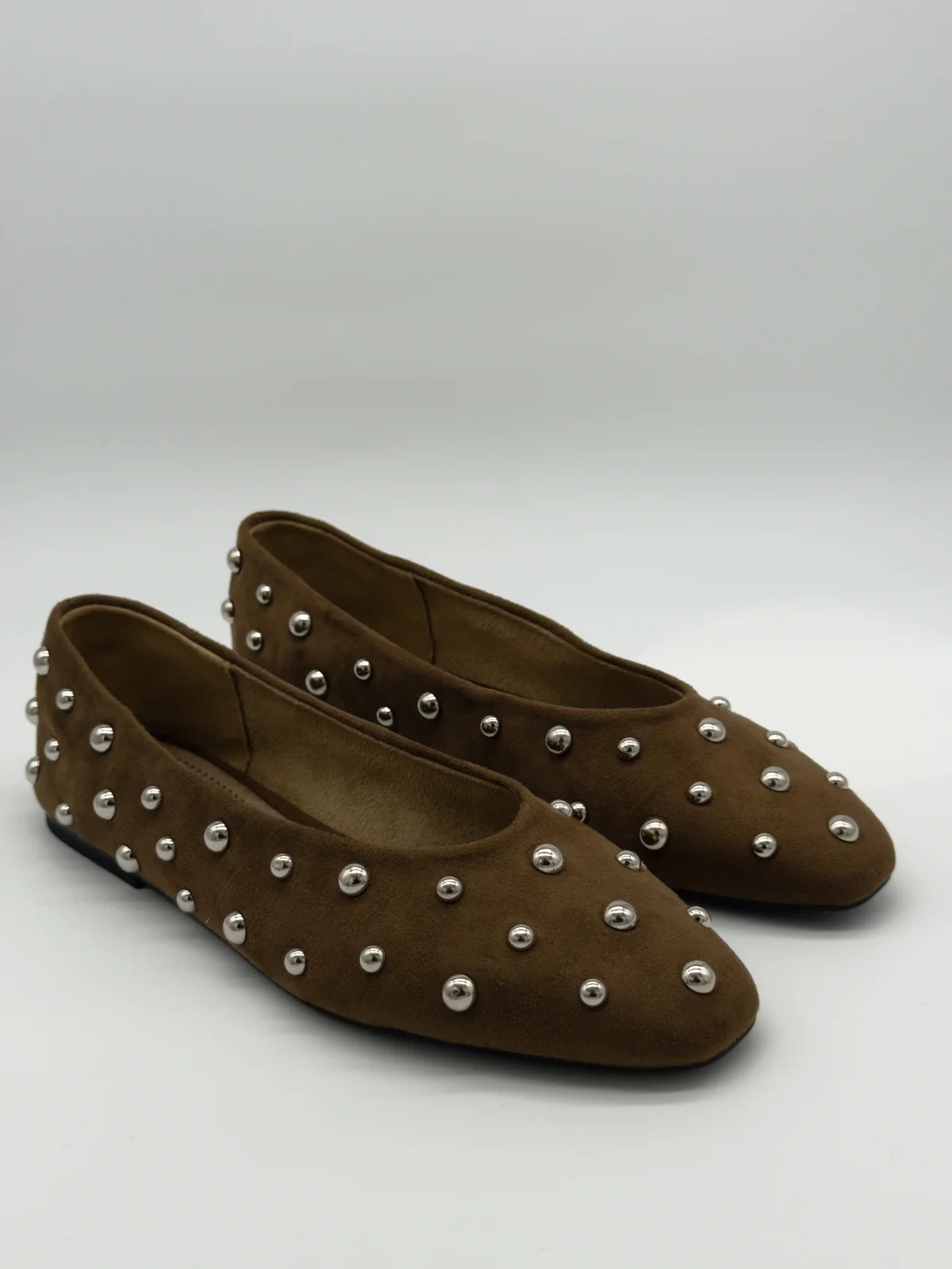 Sabrinas Femininas com Aplicações Metálicas