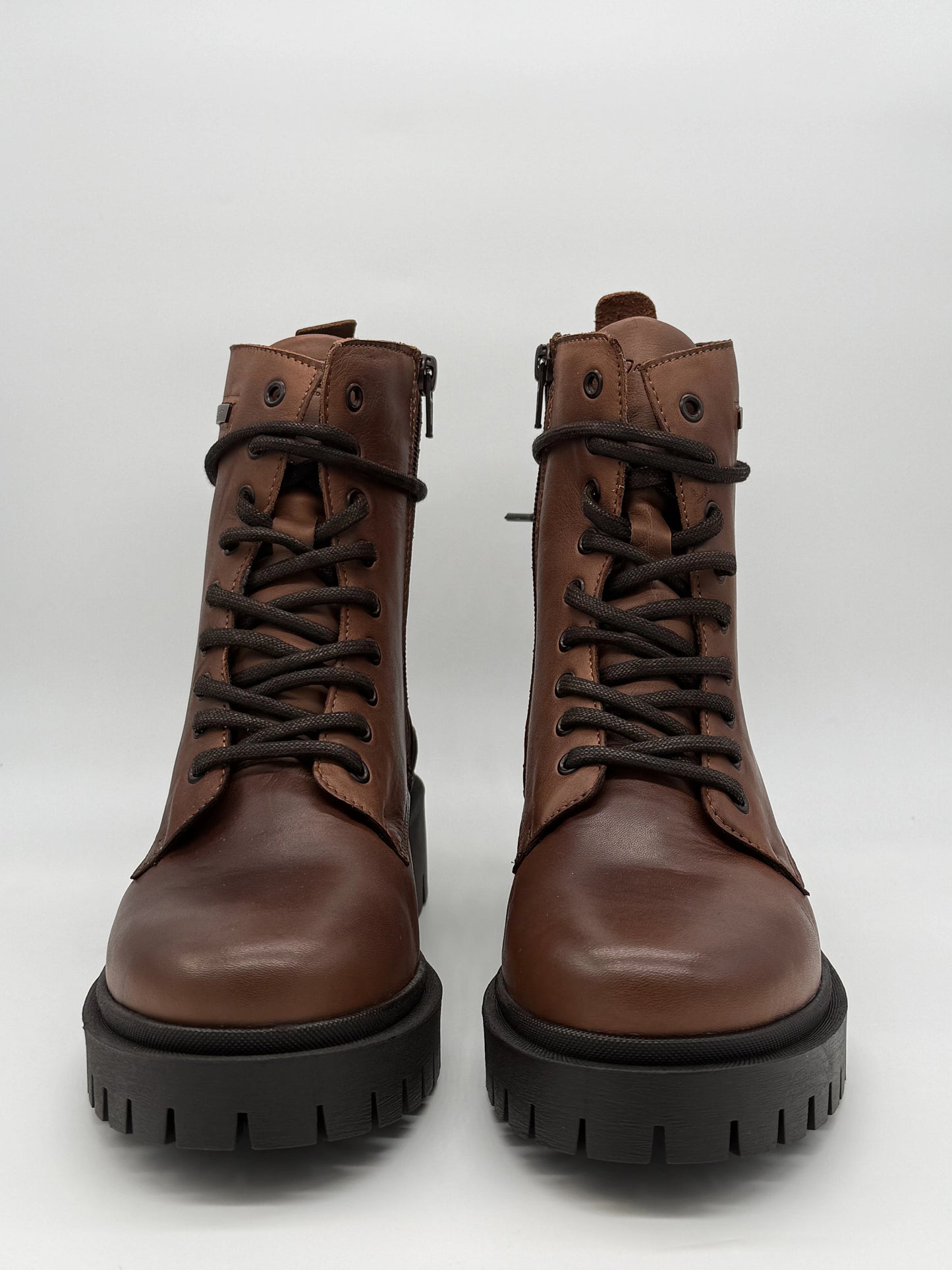 Botas Urbanas com Atacadores e Sola Tratorada – Preto, Cognac, Taupe e Bordo