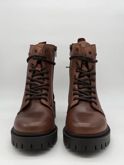 Botas Urbanas com Atacadores e Sola Tratorada – Preto, Cognac, Taupe e Bordo