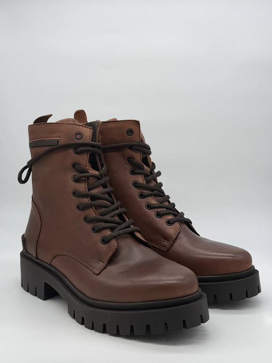 Botas Urbanas com Atacadores e Sola Tratorada – Preto, Cognac, Taupe e Bordo