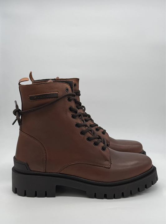 Botas Urbanas com Atacadores e Sola Tratorada – Preto, Cognac, Taupe e Bordo