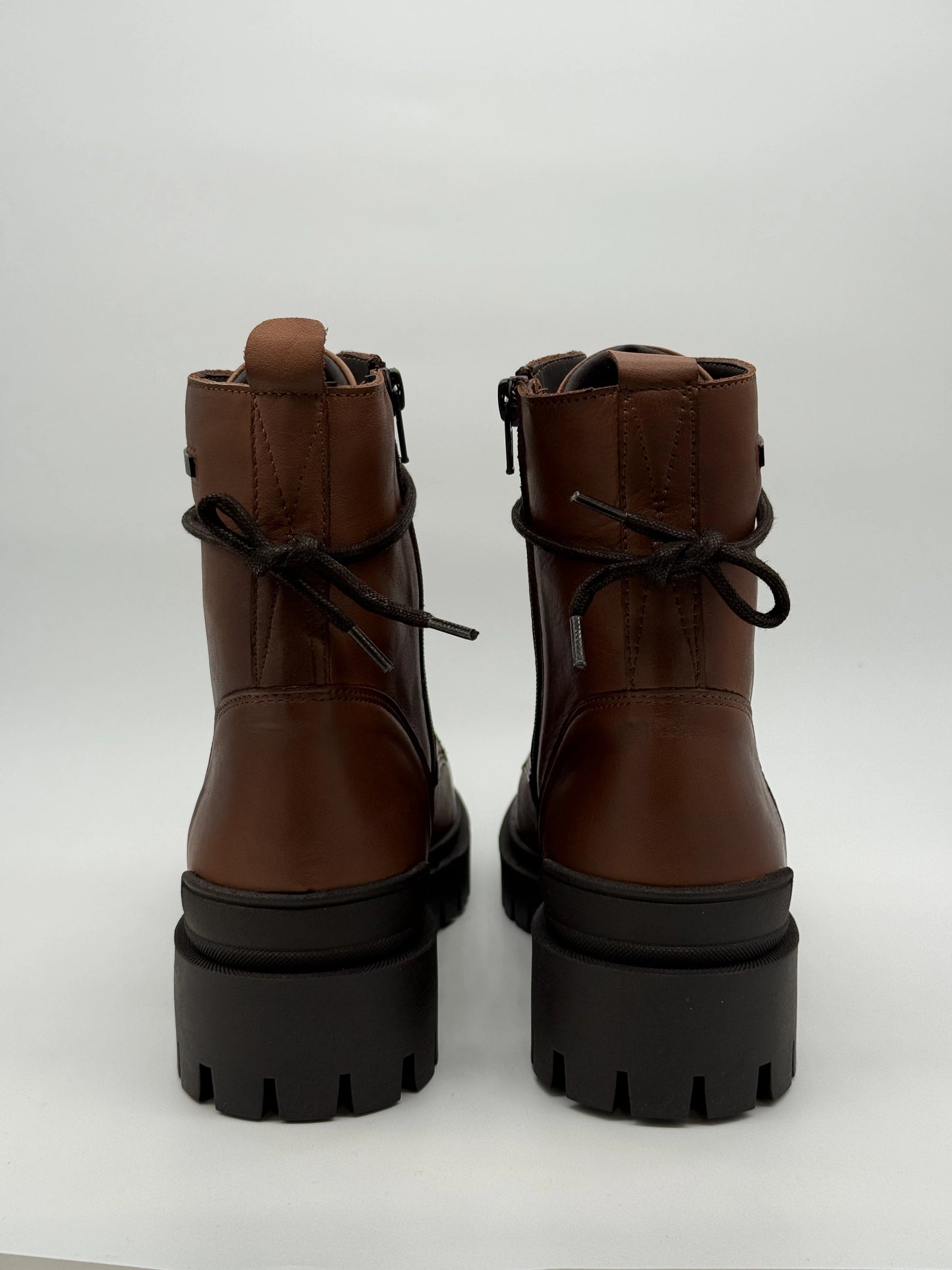 Botas Urbanas com Atacadores e Sola Tratorada – Preto, Cognac, Taupe e Bordo