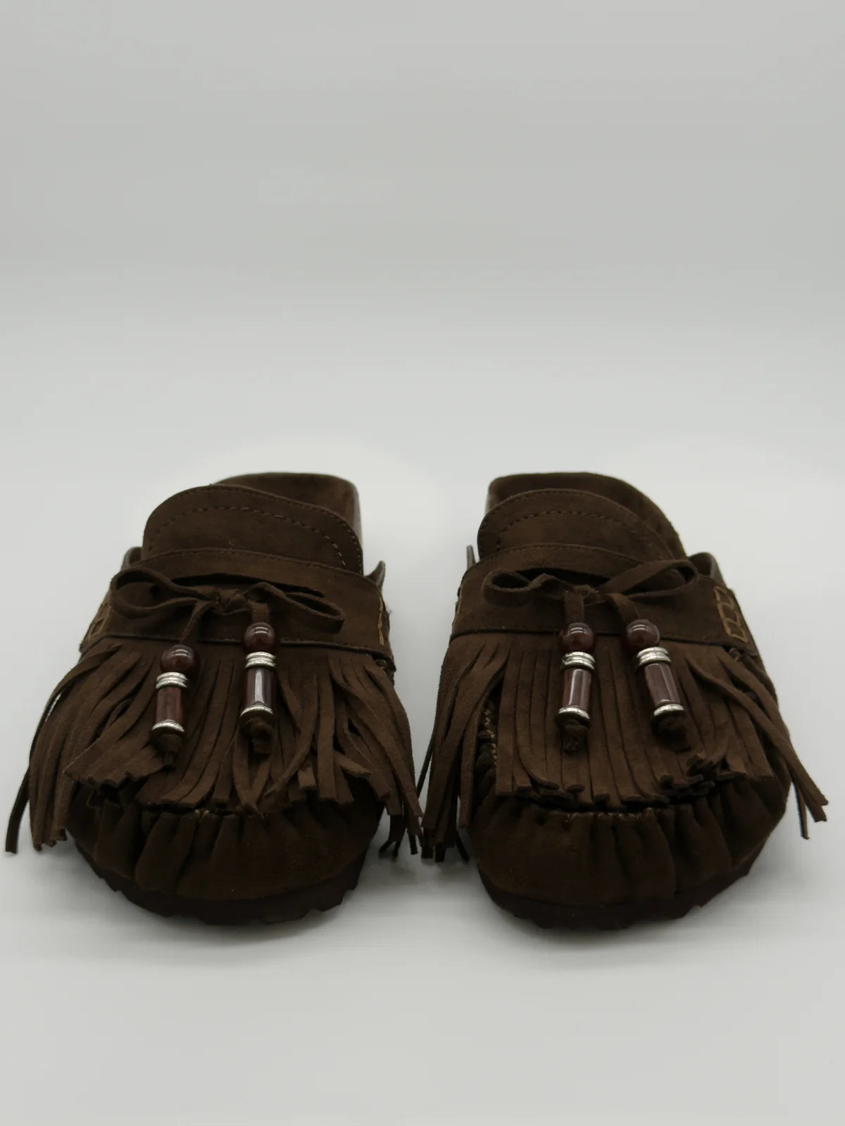 Mules Femininos com Franjas e Contas Decorativas