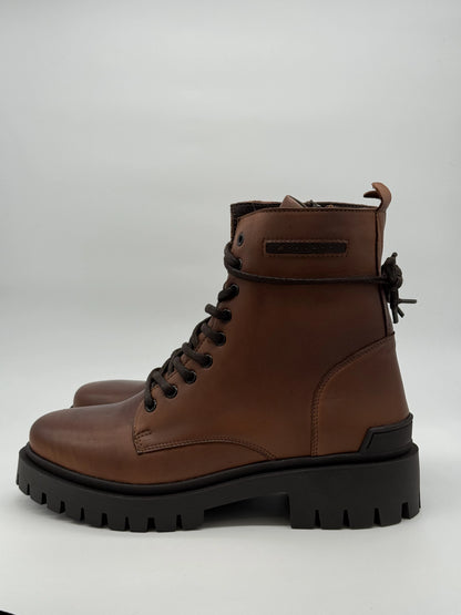 Botas Urbanas com Atacadores e Sola Tratorada – Preto, Cognac, Taupe e Bordo