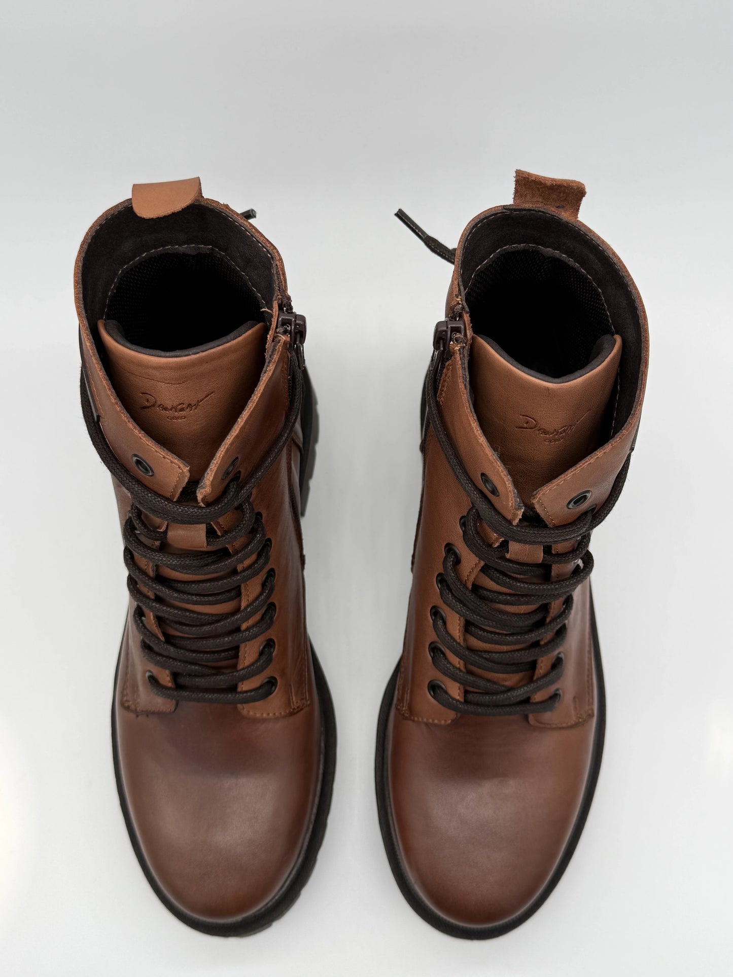 Botas Urbanas com Atacadores e Sola Tratorada – Preto, Cognac, Taupe e Bordo