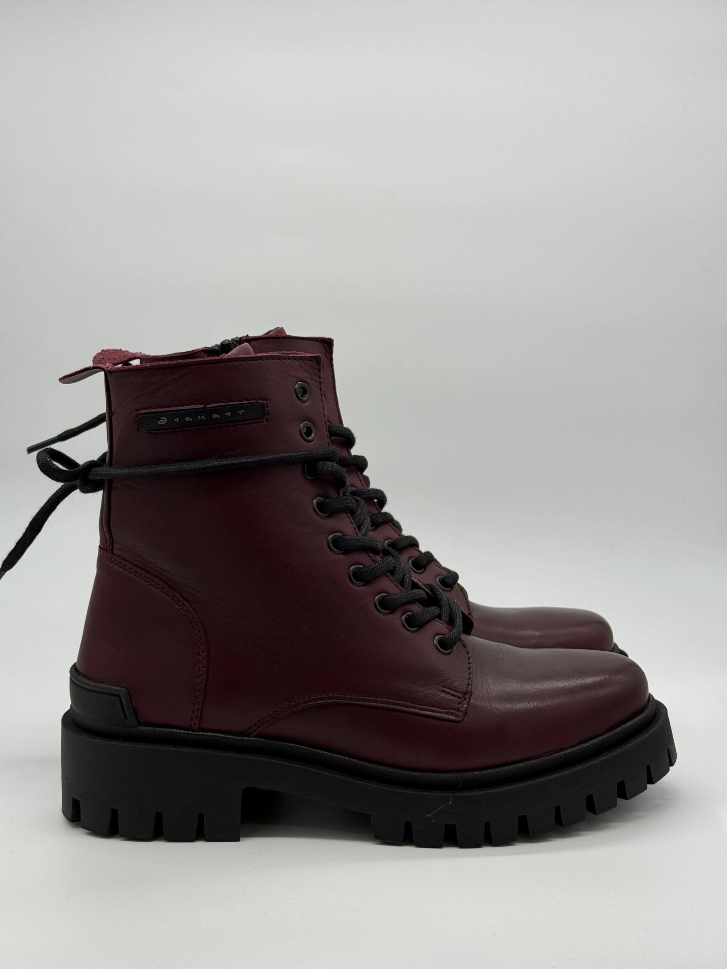 Botas Urbanas com Atacadores e Sola Tratorada – Preto, Cognac, Taupe e Bordo