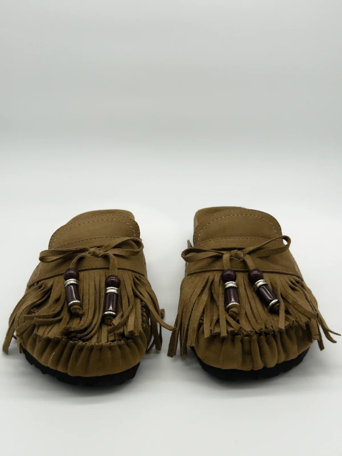 Mules Femininos com Franjas e Contas Decorativas