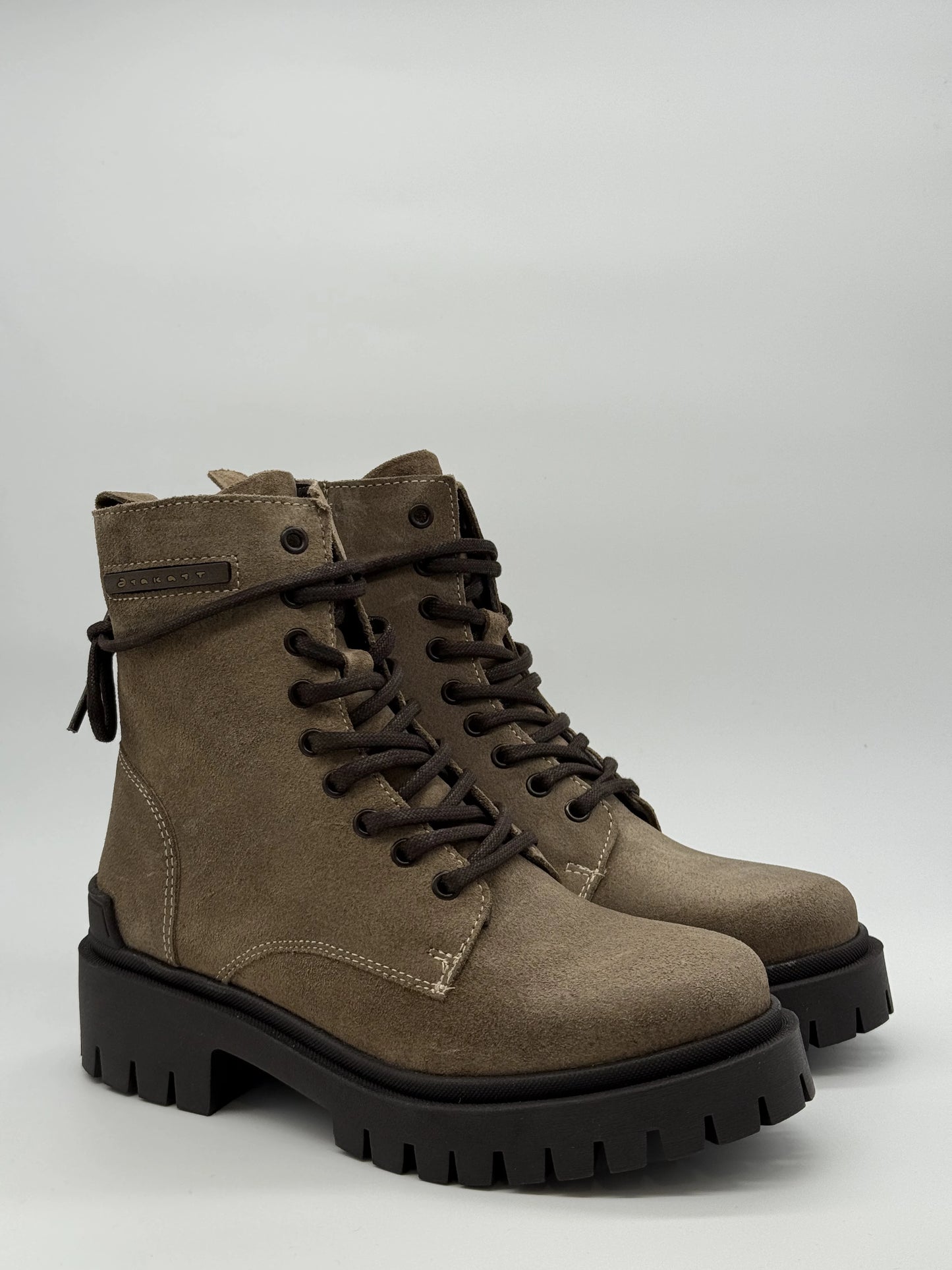 Botas Urbanas com Atacadores e Sola Tratorada – Preto, Cognac, Taupe e Bordo