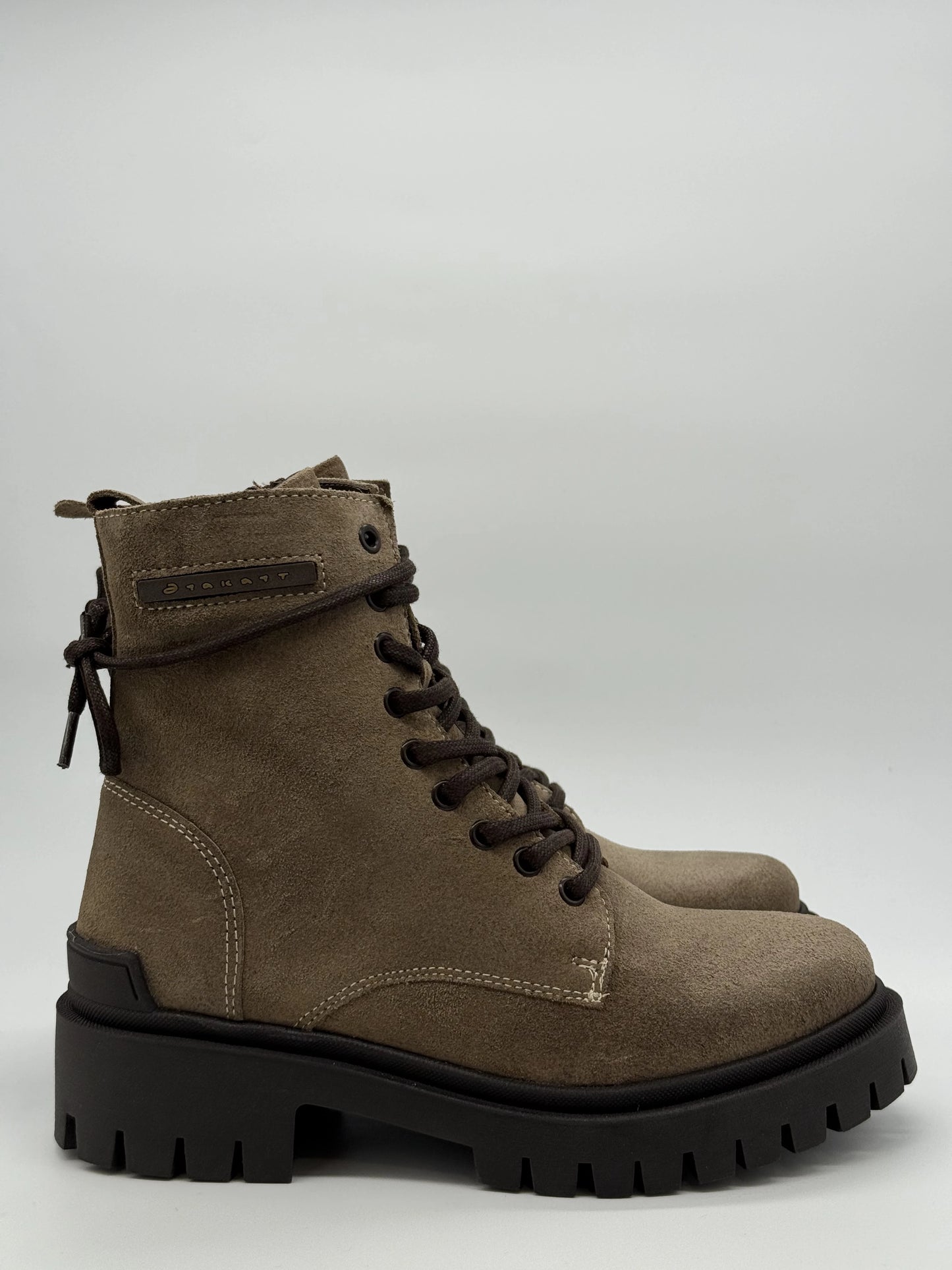 Botas Urbanas com Atacadores e Sola Tratorada – Preto, Cognac, Taupe e Bordo