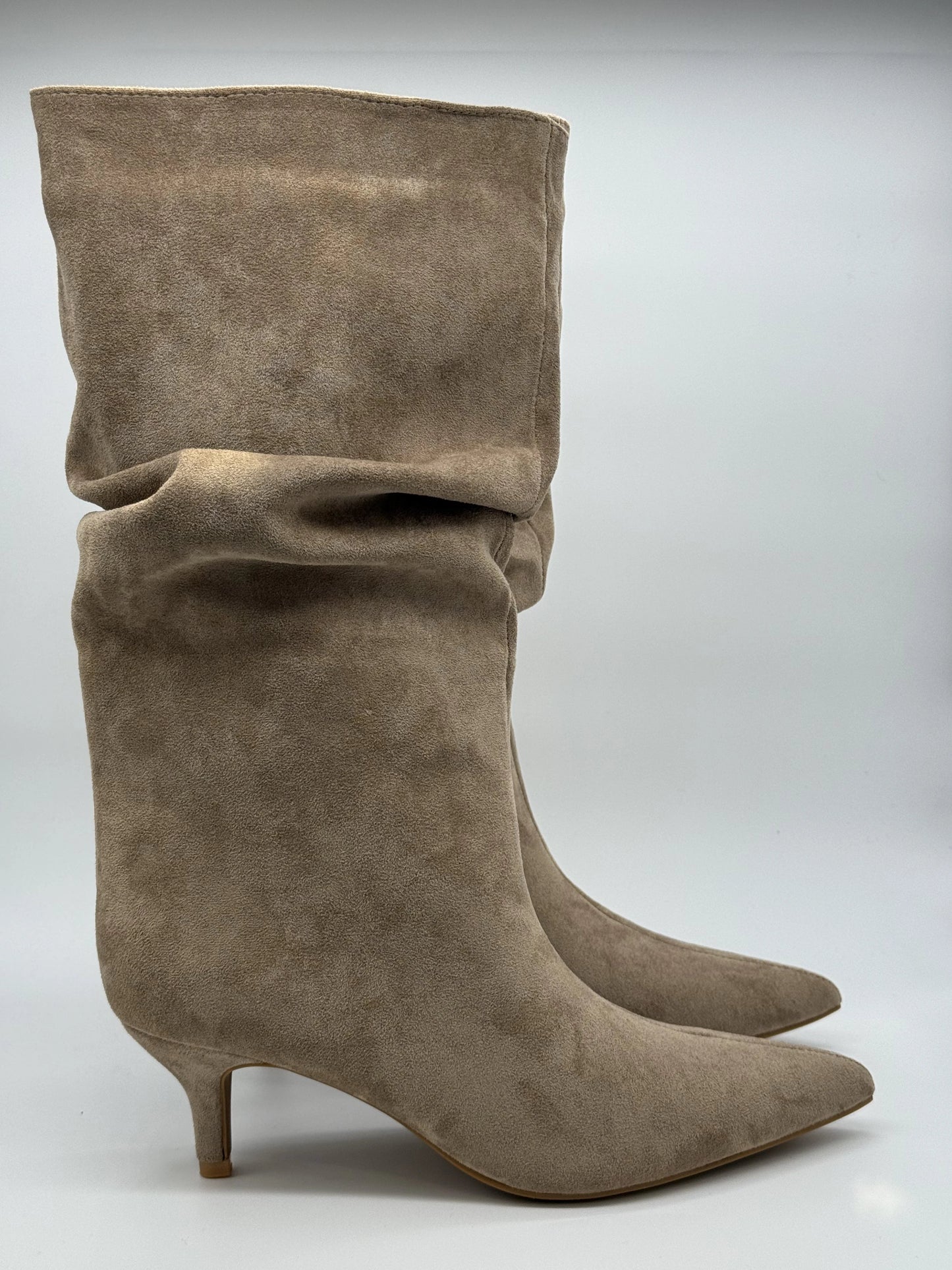 Bota Feminina Kaki de Cano Médio com Salto Fino