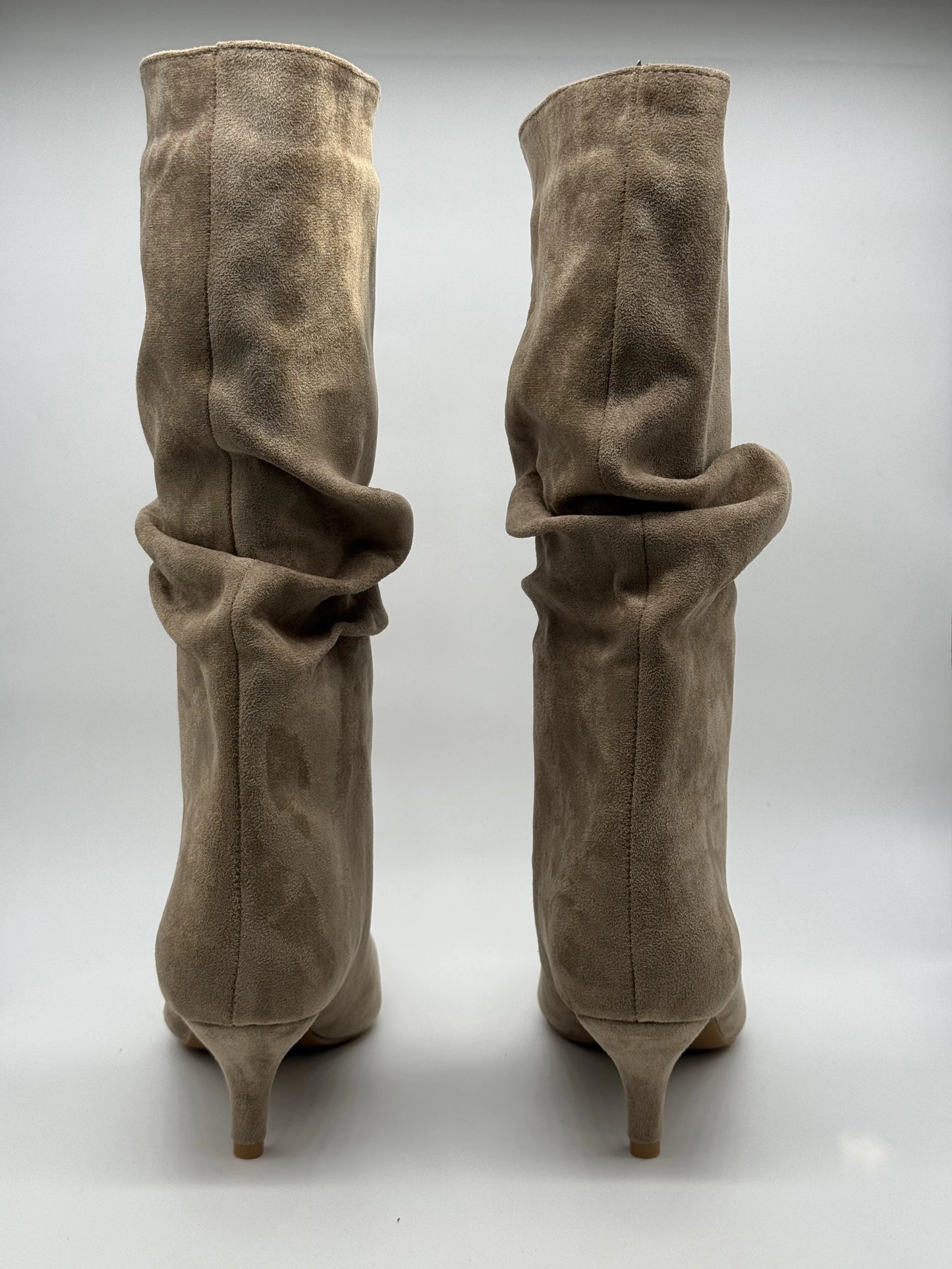 Bota Feminina Kaki de Cano Médio com Salto Fino