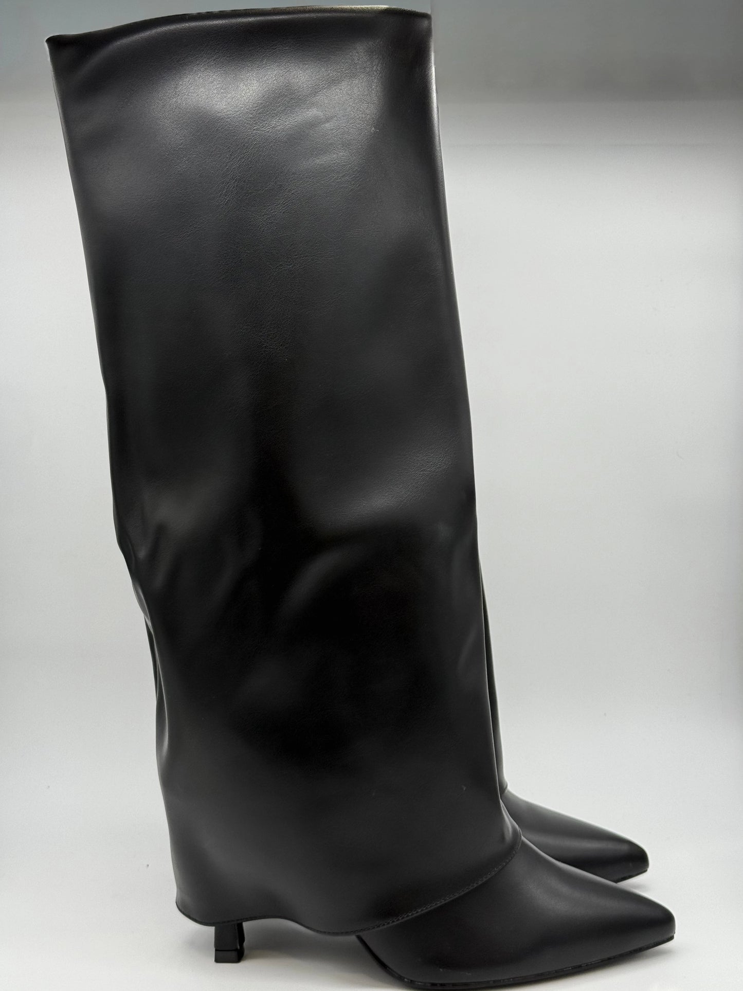 Bota Feminina Alta com Cano Dobrado e Salto Fino – Preto e Bordo