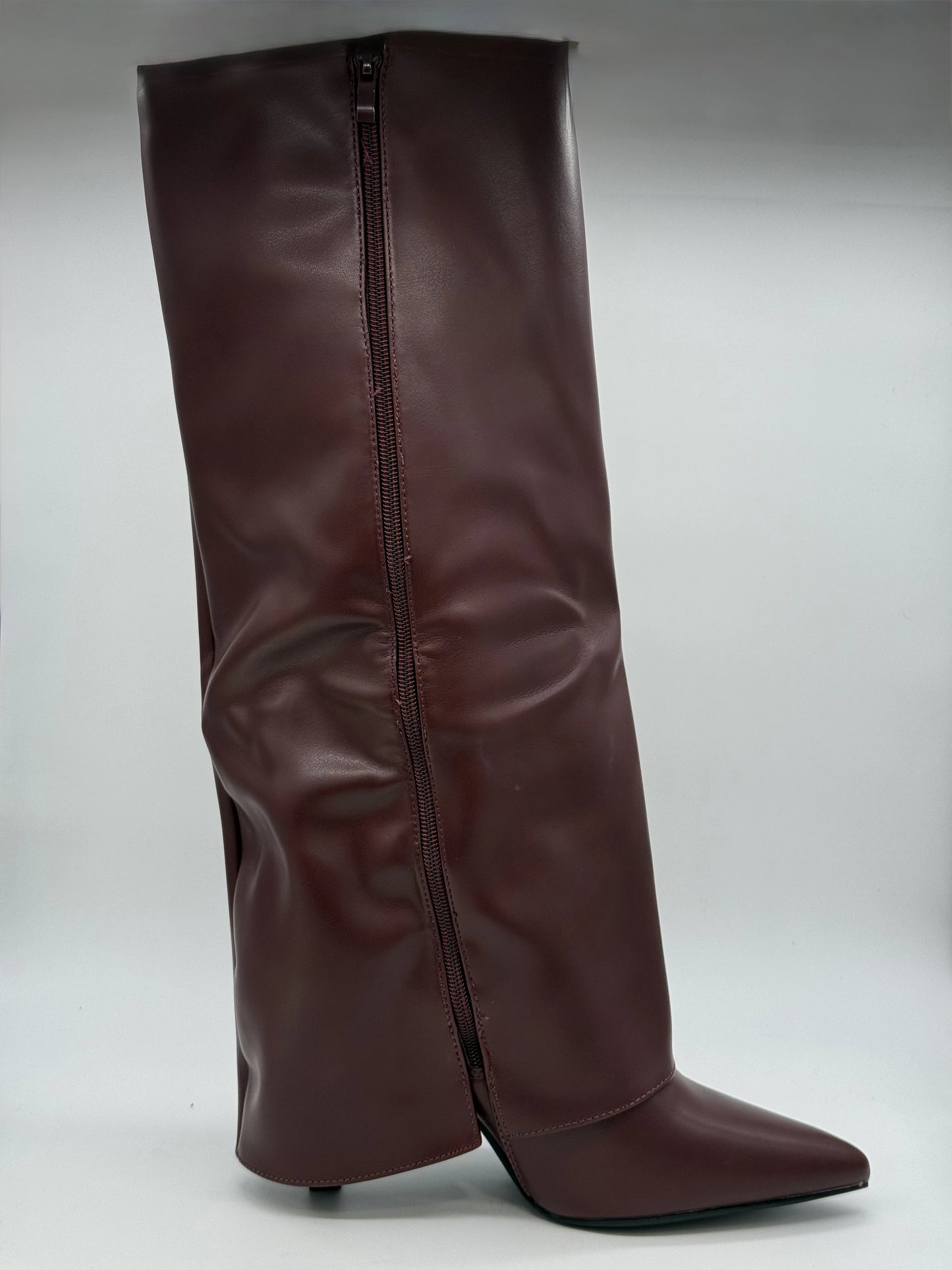 Bota Feminina Alta com Cano Dobrado e Salto Fino – Preto e Bordo