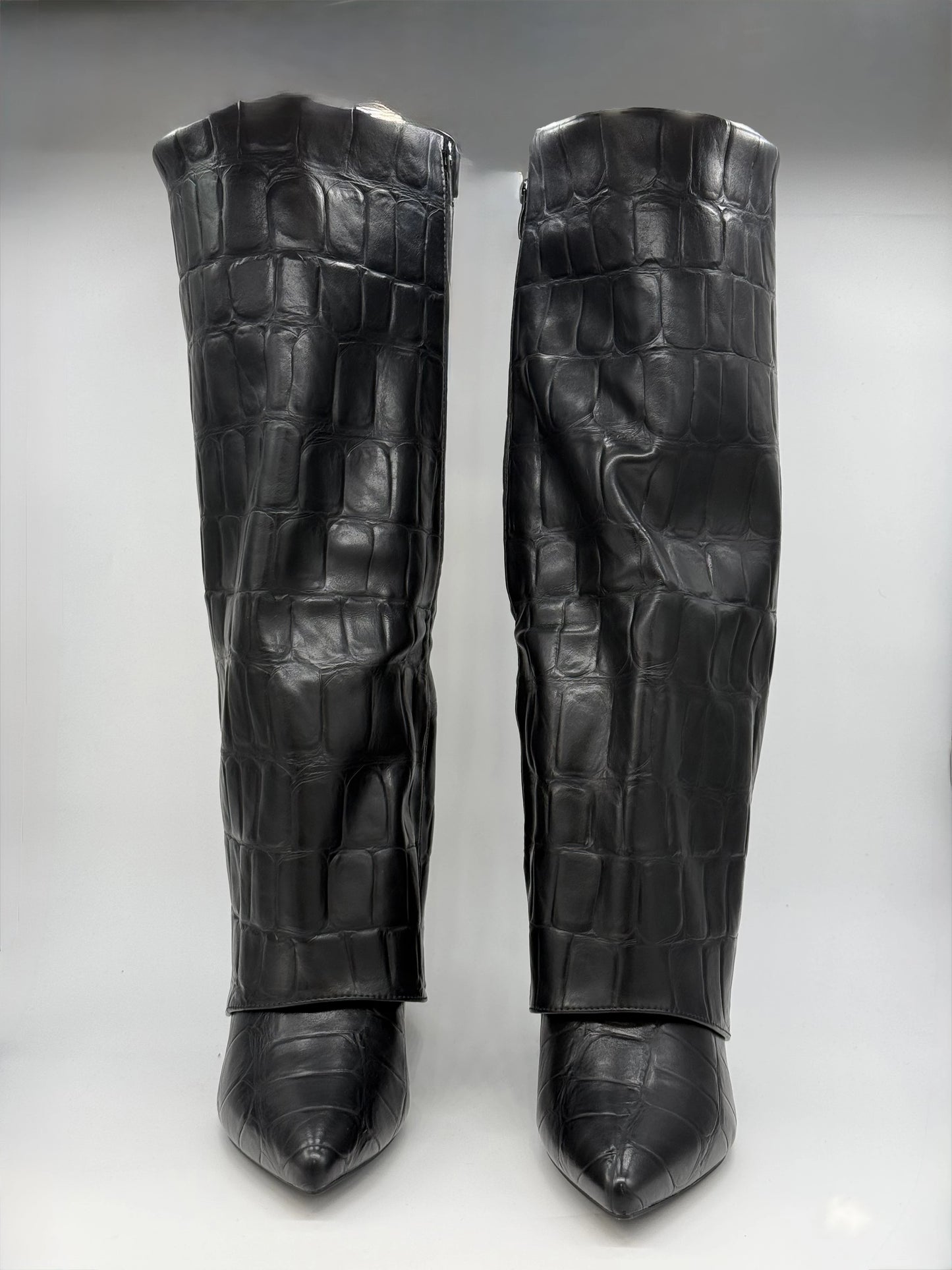 Bota Feminina Alta com Cano Dobrado com Padrão Crocodilo – Preto e Castanho