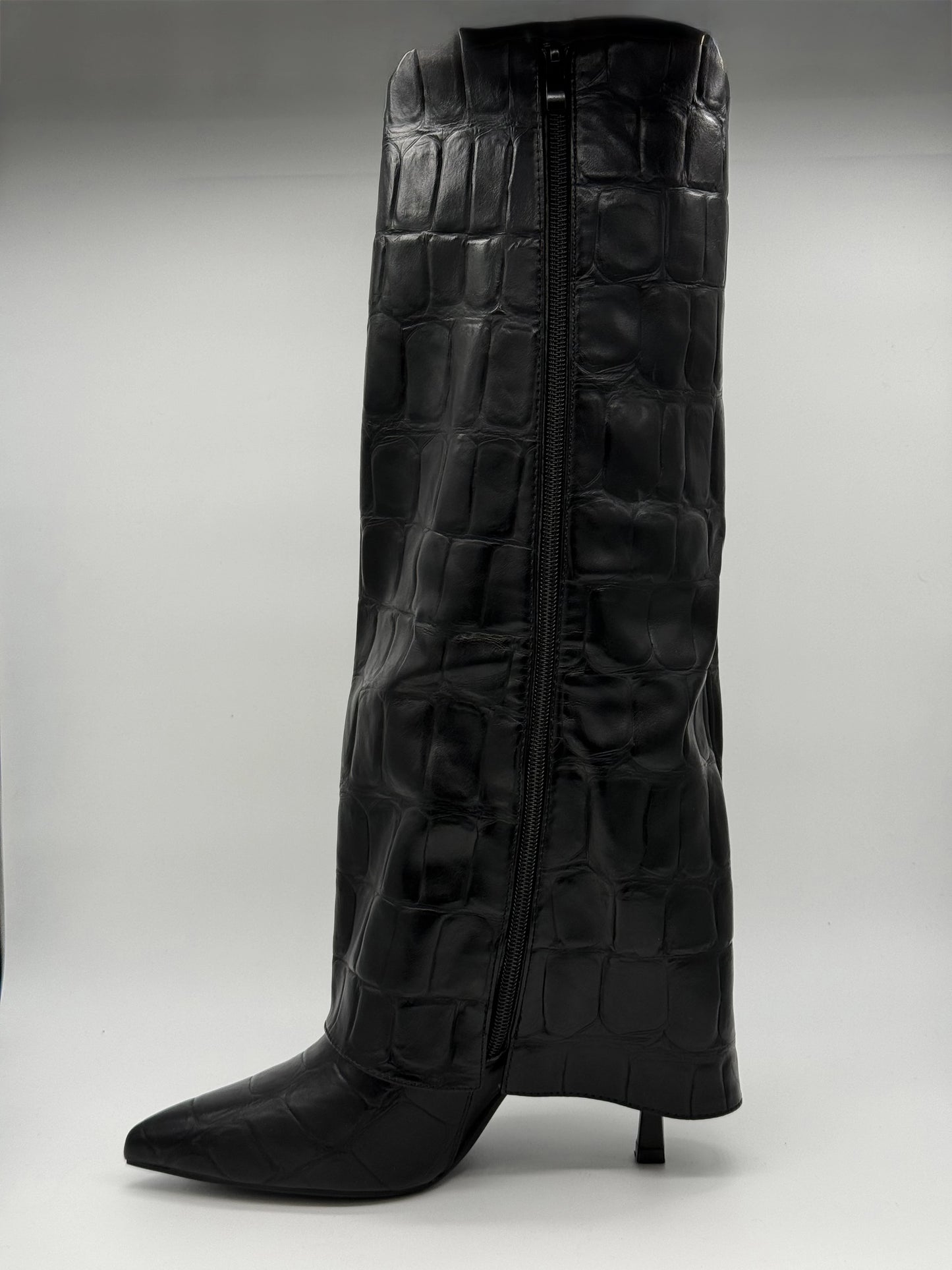 Bota Feminina Alta com Cano Dobrado com Padrão Crocodilo – Preto e Castanho