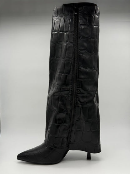 Bota Feminina Alta com Cano Dobrado com Padrão Crocodilo – Preto e Castanho