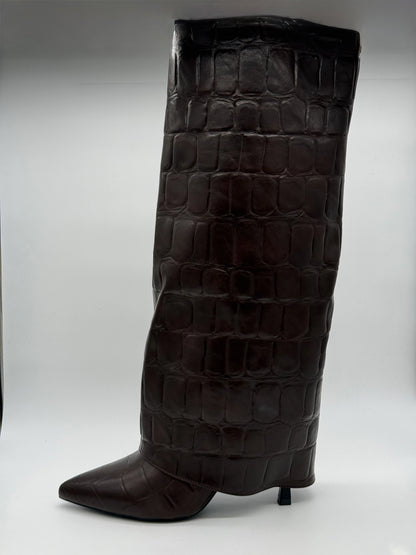 Bota Feminina Alta com Cano Dobrado com Padrão Crocodilo – Preto e Castanho