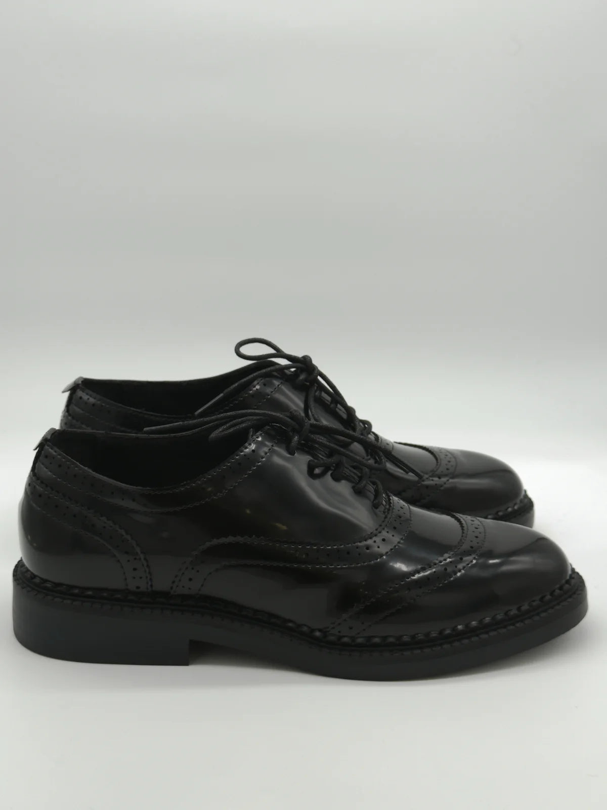Oxford Clássico Feminino Preto – Elegância e Conforto Intemporal