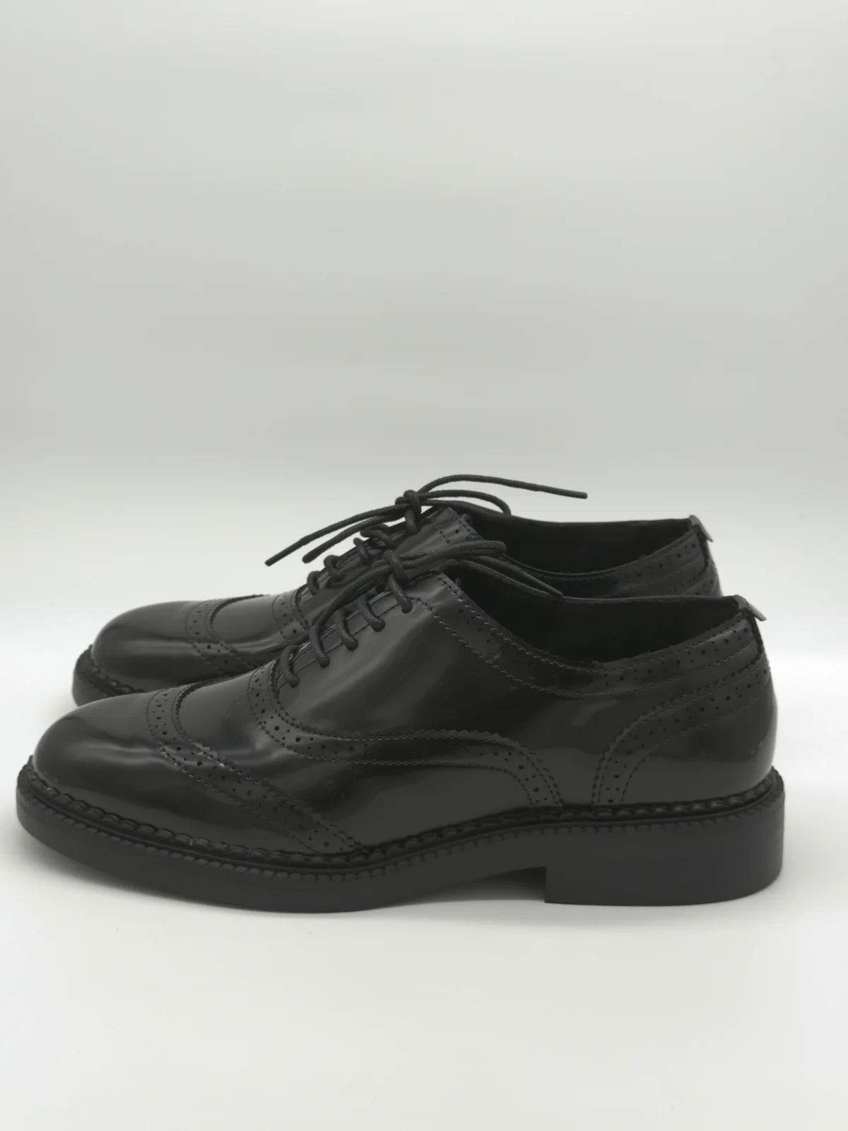 Oxford Clássico Feminino Preto – Elegância e Conforto Intemporal